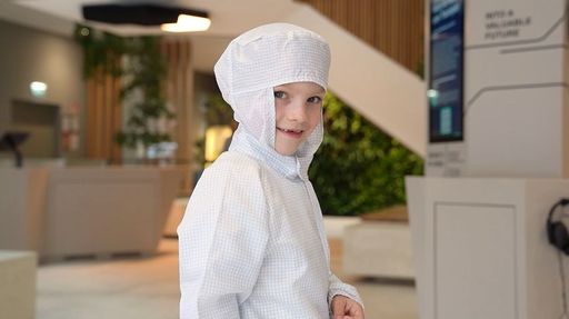 Mikroelektronikbauteile können nur in Reinräumen
gefertigt werden, die praktisch komplett frei von Staub sind. Die
Besucher:innen an den AT&S-Stationen im Museumsquartier können sich
einen Eindruck von der Arbeit in dieser hochreinen Umgebung machen,
indem sie in echte Reinraumanzüge schlüpfen und alles über eine der
saubersten Produktionsstätten der Welt erfahren, die AT&S derzeit in
Leoben fertigstellt