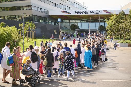 Vorschau Bild von 1.500 Gäste beim Wiener Bademanteltag in der Therme Wien