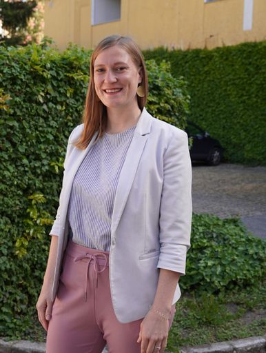 Vorschau Bild von Maria Binder (31) arbeitet ab Mai 2024 als Head of
Social Media bei Mathy Winkler communications & consulting.