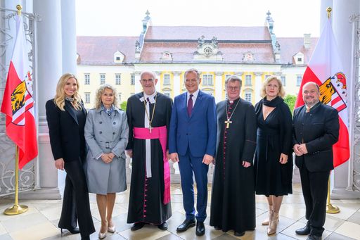 Bild zu OTS - Moderatorin Nina Kraft, Charlotte Herman,
Präsidentin der Israelitischen Kultusgemeinde Linz, Propst Johann
Holzinger, Stift St. Florian, Landeshauptmann Thomas Stelzer,
Bischof Manfred Scheuer, Katharina Hofmann, Schauspielerin am
Landestheater Linz, Bernd Schützeneder, Bürgermeister von St.
Florian.