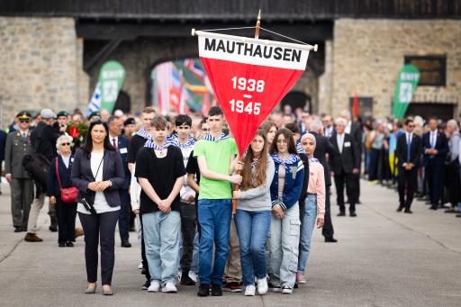 Jugendliche bei der Befreiungsfeier im KZ
Mauthausen