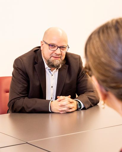  Der Geschäftsführer des Pflegewohnheims Malteser
Ordenshaus hebt die oft unbekannte Attraktivität der Pflegeberufe
hervor.