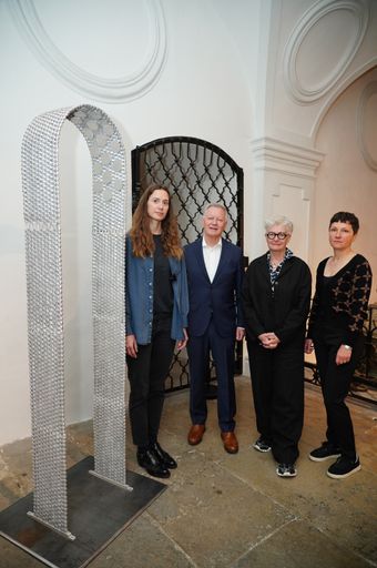  (v.l.): Nicoleta Auersperg (Künstlerin und
Ideengeberin für das Kunstwerk „Transitus“), Helmut Krieghofer
(Vorstandsvorsitzender der Seraphiner Stiftung), Inge Prader
(Starfotografin und Gestalterin der Seraphiner-Portraits) und
Kristin Vavtar (Geschäftsführerin des slw – Soziale Dienste der
Kapuziner) präsentieren das Kunstwerk „Transitus", das zu Ehren der
Zustifter:innen gestaltet wurde.