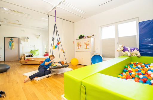  Besonderes therapeutisches Material und spezielle
Betreuungsprogramme müssen durch Spenden finanziert werden, bewirken
aber ungeahnte Ergebnisse bei lebensverkürzend erkrankten Kindern.