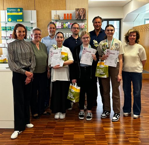 Die drei Gewinnerinnen des Wettbewerbs mit der
Jury.