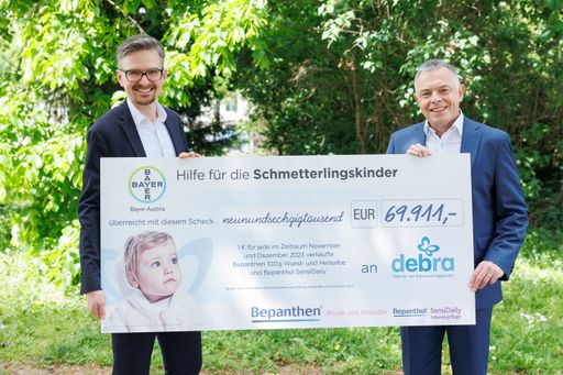 Im Bild (v.l.n.r.) Felix Freund, Commercial Lead
Consumer Health bei Bayer Austria, Dr. Rainer Riedl, Obmann und
Mitgründer DEBRA Austria