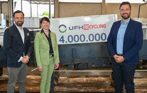 V. l. n. r.: Robert Töscher (UFH RE-cycling GmbH,
Geschäftsführer), Michaela Braun (UFH RE-cycling GmbH,
Co-Geschäftsführerin), Stefan Hausberger (UFH RE-cycling GmbH,
Betriebsleiter)