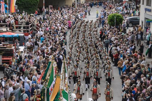  Tausende Besucher:innen des Gauder Fests
beobachteten gespannt das faszinierende Spektakel traditioneller
Trachten- und Brauchtumsgruppen.