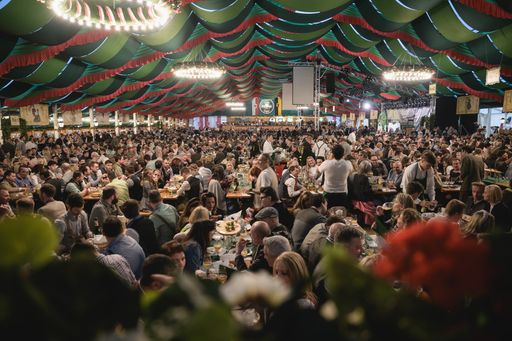 Vorschau Bild von Das Zillertal Bier Festzelt war für vier Tage der
pulsierende Mittelpunkt traditioneller Feierlichkeiten.