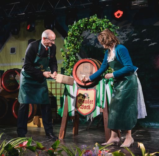 Vorschau Bild von Landeshauptmann Anton Mattle schlug das zweite Jahr
in Folge den Gauder Bock mit gekonnter Hand und dieses Jahr mit
Hilfe von Bundesministerin Karoline Edtstadler an.