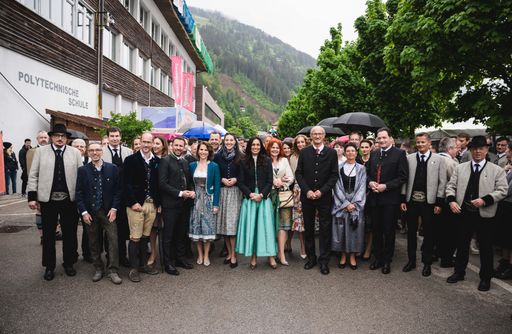 Vorschau Bild von Die österreichische Politprominenz auf dem Weg ins
Zillertal Bier Festzelt.