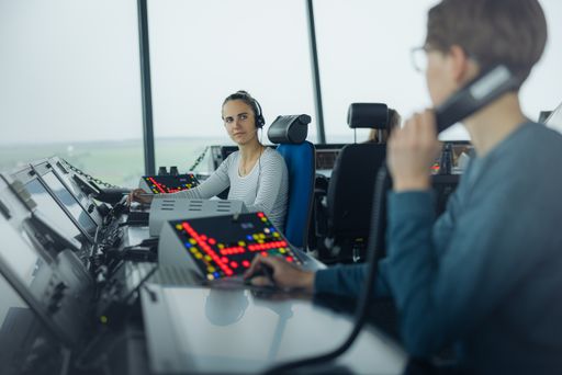 Fluglotsinnen und Fluglotsen am Tower Wien
