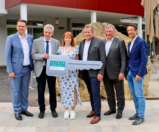 Vorschau Bild von Symbolische Schlüsselübergabe an eine Mieterin der
WHA Grimmenstein