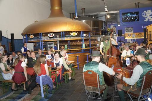 Im Herzen der Bierherstellung, im Sudhaus der
Brauerei Puntigam, wo ansonsten bieriges Bier gesotten wird, wurden
verschiedene steirische Volksmusik-Traditionen zu einem stimmigen
Ganzen vergoren.