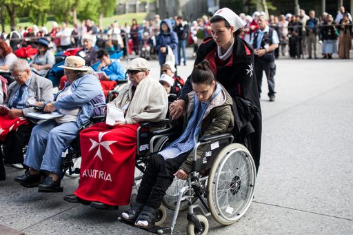  Die Betreuung von Personen bei internationalen
Pilgerreisen ist ein Markenzeichen der MALTESER, die diesen Personen
besondere, spirituelle Erlebnisse ermöglichen.