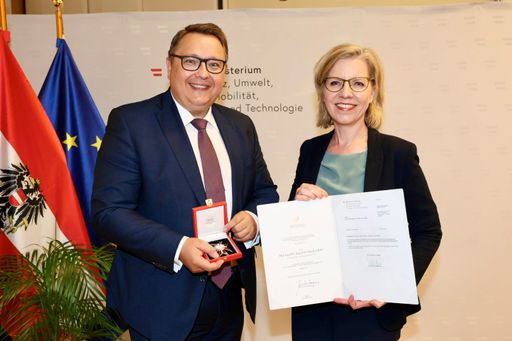 (Energie Steiermark / honorarfrei)
Vorstandsdirektor Martin Graf erhält das Große Ehrenzeichen für
Verdienste um die Republik Österreich von Klimaschutzministerin
Leonore Gewessler
