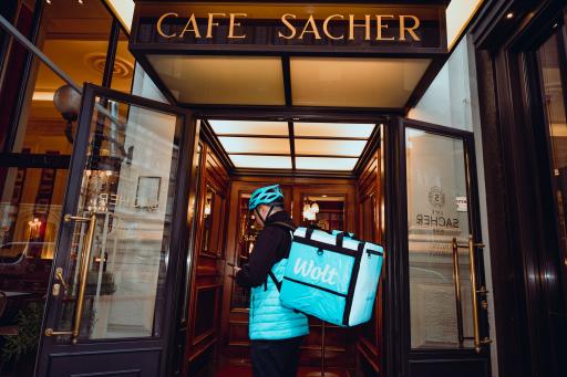  Wolt Driver vor dem Café Sacher