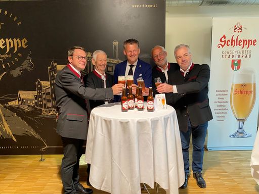 Auch Bürgermeister Christian Schneider stieß gerne
mit Klagenfurter Stadtbräu 1607 an.