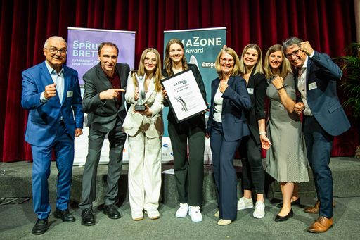  Baumit gewinnt amaZone-Award 2024 Von links, alle
Baumit GmbH: Geschäftsführer Manfred Tisch,
Ausbildungsleiter-Stellvertreter Manfred Postl, die siegreichen
Lehrlinge Maria Rauch und Colien Phönix, Ausbilderin Claudia
Panzenböck, Lehrling Angelina Jansch, HR-Managerin Stephanie Pokorny
sowie Ausbildungsleiter Karl Postl.