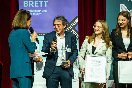 Vorschau Bild von Baumit gewinnt amaZone-Award 2024 „Wir können es
noch gar nicht fassen, dass wir diesen Preis nach Wopfing holen
konnten“, so die glücklichen Gewinnerinnen. Baumit Lehrling Maria
Rauch und Colien Phönix, Baumit Ausbildungsleiter Karl Postl im
Gespräch mit Moderatorin Sonja Kato (von rechts nach links).