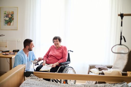 „Unsere Kolleg*innen betreuen und pflegen 365 Tage
im Jahr und heute stehen sie verdienterweise im Mittelpunkt der
öffentlichen Aufmerksamkeit – wir sind stolz auf alle! Denn sie
tragen wesentlich zur Lebensqualität von Senior*innen in der Stadt
Wien bei“, sind sich Karin Eder, Abteilungsleitung Pflege, und
Eveline Pohl-Iser, Abteilungsleitung Betreuung, in den Häusern zum
Leben einig.