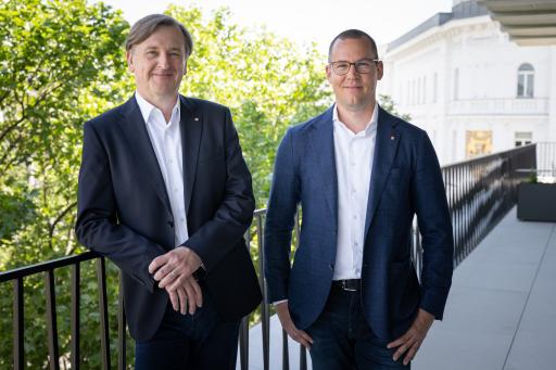 Vorschau Bild von „In unseren 30 Pensionisten-Wohnhäusern leben fast
8.500 Menschen, die auf unsere hochprofessionellen und
maßgeschneiderten Pflege- und Betreuungsangebote vertrauen können.
Unsere oberste Priorität ist es, ihnen bestmögliche Lebensqualität
und Selbstbestimmtheit zu garantieren. Das wäre ohne unsere
Mitarbeiter*innen nicht möglich. Wir setzen uns daher aktiv dafür
ein, optimale Arbeitsbedingungen zu bieten, die den Bedürfnissen
unserer Pflege- und Betreuungskräfte entsprechen. Dazu muss neben
der verdienten Wertschätzung auch ein Fokus auf der Reduktion der
Arbeitsbelastungen liegen. Hier schaffen wir entsprechende
Voraussetzungen, wie flexible Arbeitszeitmodelle, den Einsatz
modernster Technik, Möglichkeiten zur Aus- und Weiterbildung und
viele weitere Benefits“, sagen Christian Hennefeind, Geschäftsführer
der Häuser zum Leben (Foto links), und Simon Bluma,
stellvertretender Geschäftsführer der Häuser zum Leben (Foto
rechts).