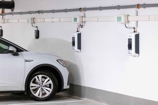 Bild zu OTS - E-Fahrzeug beim Ladevorgang in der Garage.