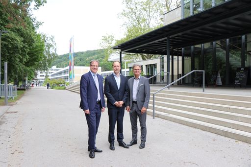 v.l.n.r.: JKU-Rektor Stefan Koch,
geschäftsführender Vorstand der Stiftung für Wirtschaftsbildung
Matthias Reisinger und Institutsvorstand Georg Hans Neuweg