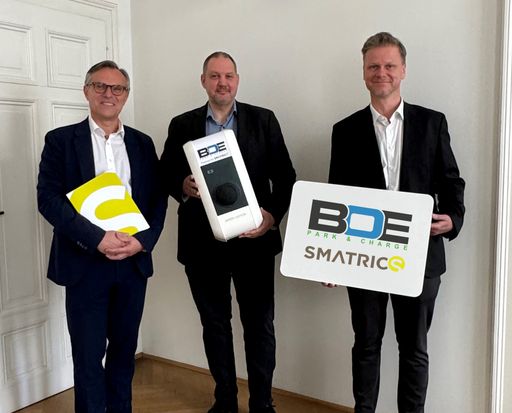V.l.n.r.: Ronald Lausch, CSO von SMATRICS, Manfred
Mayer, Prokurist und Head of Garagen IT & Parking Management,
Reinhard Klemmer, Geschäftsführer der BOE Parking & Real Estate.