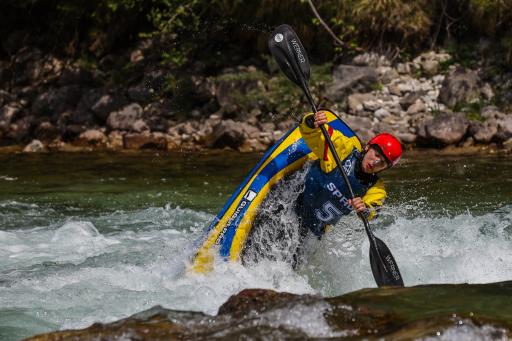 Vorschau Bild von Neben einem internationalen Wettbewerb und dem
Finale der österreichischen Staatsmeisterschaft im Kayak Freestyle,
traten die Profis auch in einem internationalen Kajak Cross Bewerb
gegeneinander an.