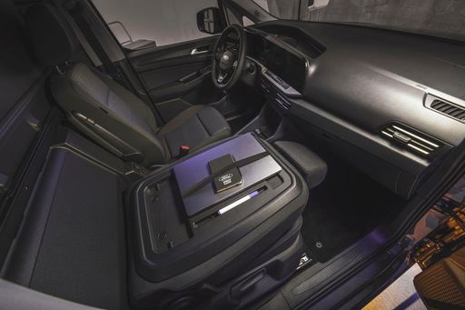 Vorschau Bild von Flexibler Innenraum: Der Beifahrersitz des neuen Ford Transit
Connect lässt sich umklappen und als Tisch - zum Beispiel für
Büroarbeit - nutzen. / Weiterer Text über ots und
https://www.ots.at/pressemappe/DE143363 / Die Verwendung dieses
Bildes für redaktionelle Zwecke ist unter Beachtung aller
mitgeteilten Nutzungsbedingungen zulässig und dann auch honorarfrei.
Veröffentlichung ausschließlich mit Bildrechte-Hinweis.