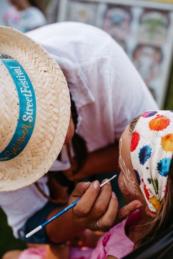 Vorschau Bild von Zum einzigartigen Kinderprogramm gehört zB. das
Kinderschminken.