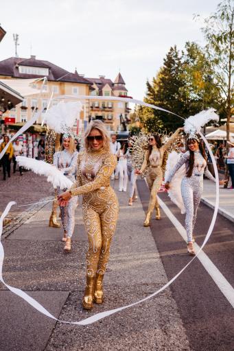 Vorschau Bild von Auch mehrere Paraden gehören zum umfangreichen
Programm.