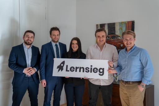 Gruppenbild von der Übernahme der Lernsieg App.