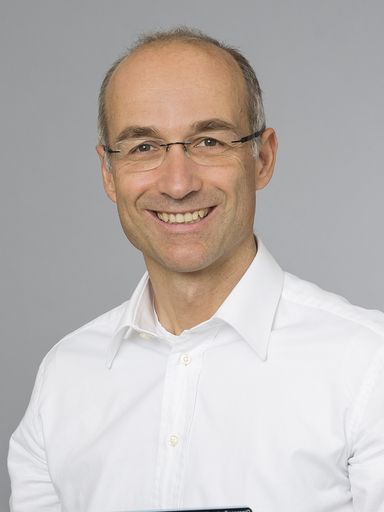 Univ.-Prof. Dr. Hans-Jörg Trnka, einer der beiden
Kongresspräsidenten beim Fußkongress, Facharzt für Orthopädie und
Orthopädische Chirurgie sowie Mitbegründer des Fußzentrums Wien