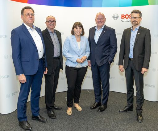  https://www.apa-fotoservice.at/galerie/36850 v.l.n.r.: Wilhelm
Pruckner (Vorstandsmitglied Robert Bosch AG), Peter Kalt (Leiter
Bosch-Entwicklungsabteilung Wien), Agnes Mazzei (Leiterin
Unternehmenskommunikation Bosch Österreich), Helmut Weinwurm (Bosch
Österreich-Chef), Peter Schröckelsberger (Personalleiter Bosch
Österreich).