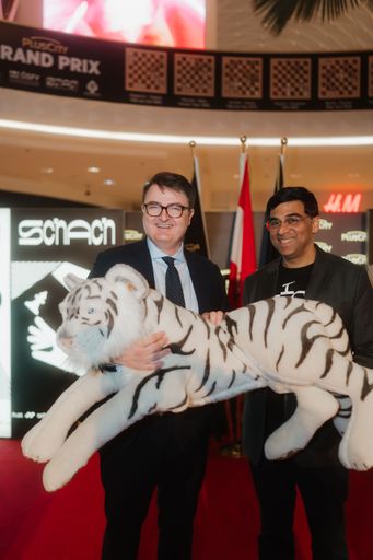 Vorschau Bild von Michael Stöttinger & Viswanathan Anand mit
Tiger-Trophäe