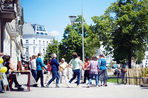  Menschen aus der Nachbarschaft feiern gemeinsam den
Nachbarschaftstag.