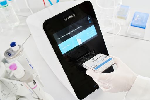  PCR-Schnelltest auf Candida auris für Vivalytic von Bosch ist
verfügbar; Weltweit erster vollautomatisierter PCR-Test zum Nachweis
des multiresistenten Pilzes am Point of Care. Die entnommene Probe
wird in die Testkartusche gegeben, die sämtliche für den jeweiligen
Test erforderlichen Reagenzien enthält. Anschließend wird die
Kartusche für die automatisierte Auswertung in den
Vivalytic-Analyser eingeführt. / Weiterer Text über ots und
www.presseportal.de/nr/142767 / Die Verwendung dieses Bildes für
redaktionelle Zwecke ist unter Beachtung aller mitgeteilten
Nutzungsbedingungen zulässig und dann auch honorarfrei.
Veröffentlichung ausschließlich mit Bildrechte-Hinweis.