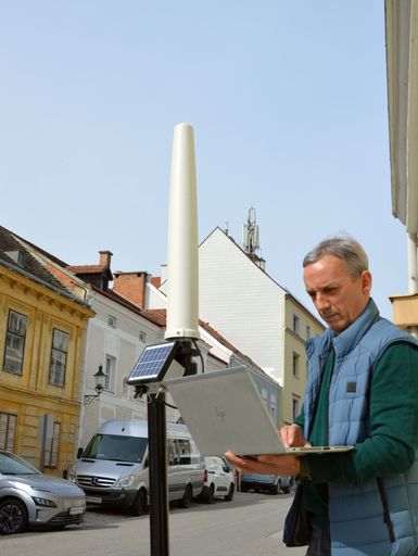 Das eingesetzte Messsystem „NARDA AMB8059“
ermittelt die Summe aller Immissionen, die durch Funkdienste und
Mobilfunk verursacht werden