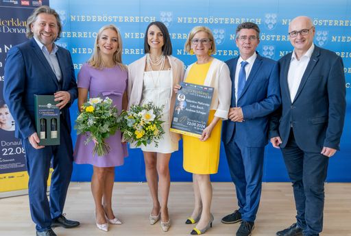 Vorschau Bild von Valentina Naforniţa, Lidia Baich, Andreas Schager
und Veranstalter Wolfgang Übl präsentieren Landeshauptfrau Johanna
Mikl-Leitner und Bürgermeister von Tulln Peter Eisenschenk das
Programm zur Veranstaltung Götterklang trifft Donaugold persönlich.