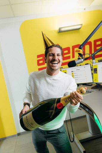 Vorschau Bild von Ein Plus mit Plus: Antenne Kärnten Moderator Ben
Maruschek und seine Kolleg:innen lassen bei Hörerrekord die Korken
knallen