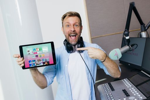 Vorschau Bild von Die neuen Plus-Streams laufen nicht nur bei
Moderator Chris Bertl auf und ab. Noch mehr Schlager für die Radio
Flamingo Family gibt’s im Web, über die App oder via Smart Speaker