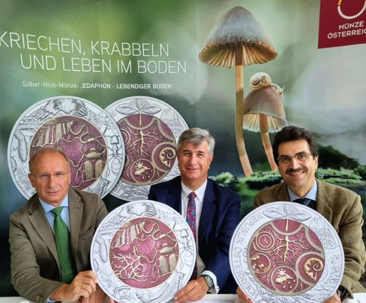  Dr. Kurt Weinberger, Vorstandsvorsitzender der
Hagelversicherung, Mag. Gerhard Starsich, Generaldirektor Münze
Österreich AG, Univ.-Prof. DI Dr. Dr. h.c. mult. Martin Gerzabek,
Professor für Umwelttoxikologie und Isotopenanwendung, BOKU
University