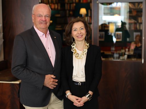  von rechts: Mag. Isabella Stickler, CSE (Obfrau der
Gemeinnützigen Bau-, Wohn- und Siedlungsgenossenschaft Alpenland St.
Pölten) und KommR DI Christian Struber MBA (Bundesobmann der ARGE
Eigenheim).