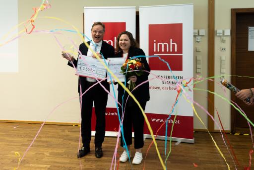 Vorschau Bild von Die Gewinnerin freut sich über die Auszeichnung.