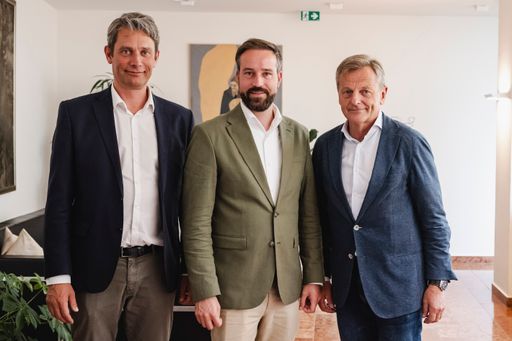 Landeshauptmann-Stellvertreter Stefan Schnöll mit
dem Geschäftsführer des Salzburger Verkehrsverbundes Johannes
Gfrerer (links) und Hans Scharfetter, Vorsitzender des
Aufsichtsrates der Salzburger Land Tourismusgesellschaft.