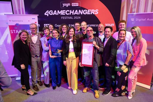 Preisverleihung Staatspreis Digitalisierung,
(v.l.n.r.): Nina Kaiser (Gründerin 4Gamechanger Festival), Helmut
Leopold (AIT), Julia Krickl (ÖIAT), Sandra Pöheim (ÖIAT), Louise
Beltzung (ÖIAT), Valentine Auer (ÖIAT),
Digitalisierungsstaatssekretärin Claudia Plakolm, Thorsten Behrens
(ÖIAT), Andrew Lindley (AIT), Nikolaus Dürk (X-Net), Wolfgang Eibner
(X-Net), Michael Mürling (AIT), Lukas Ziegler (X-Net), Verena Serini
(AIT), Agnes Jodkowski (AIT). Fotocredit: BKA–Christoph Dunker