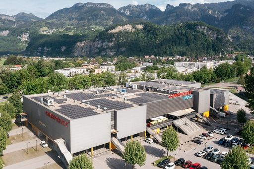 Vorschau Bild von Die Inbetriebnahme der PV-Anlage des Cineplexx Hohenems erfolgte
am 29. April 2024.