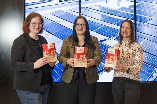 Vorschau Bild von V.l.n.r.: Carina Mörth-Pilko regionales Marketing Cineplexx, 1.
Vizebürgermeisterin Sarah Katholnig, Petra Wallner Betriebsleiterin
Cineplexx Villach